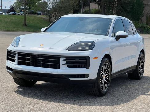 Used 2025 Porsche Cayenne AWD/4WD image 45