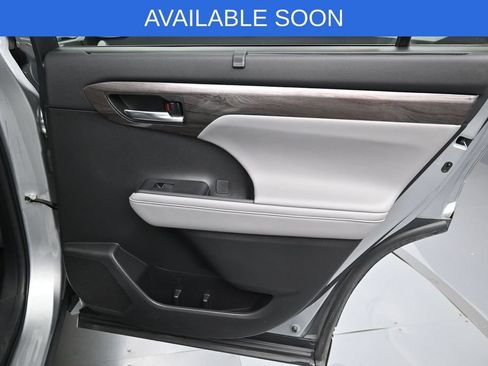 Used 2022 Toyota Highlander Platinum AWD/4WD image 36