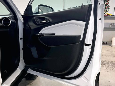 Used 2025 Chevrolet Trax LT w/ LT Convenience Package image 12