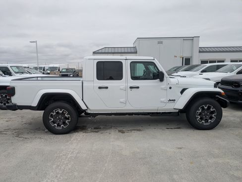 New 2026 Jeep Gladiator Sahara image 4