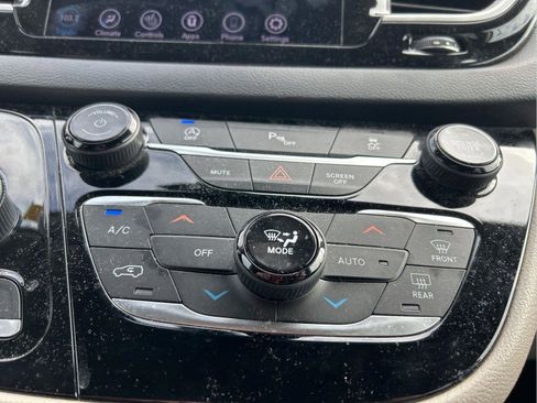 Certified 2020 Chrysler Pacifica Touring-L w/ Premium Audio Group image 21