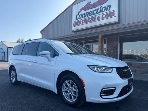 Used 2022 Chrysler Pacifica Touring-L FWD image 2