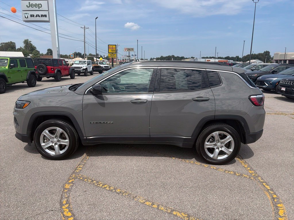 Used 2024 Jeep Compass Latitude AWD/4WD image 3