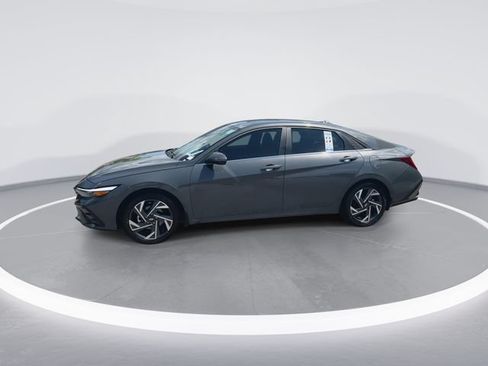 Certified 2025 Hyundai Elantra Limited FWD image 5