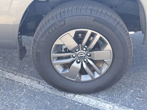 Certified 2025 Nissan Frontier SV image 9