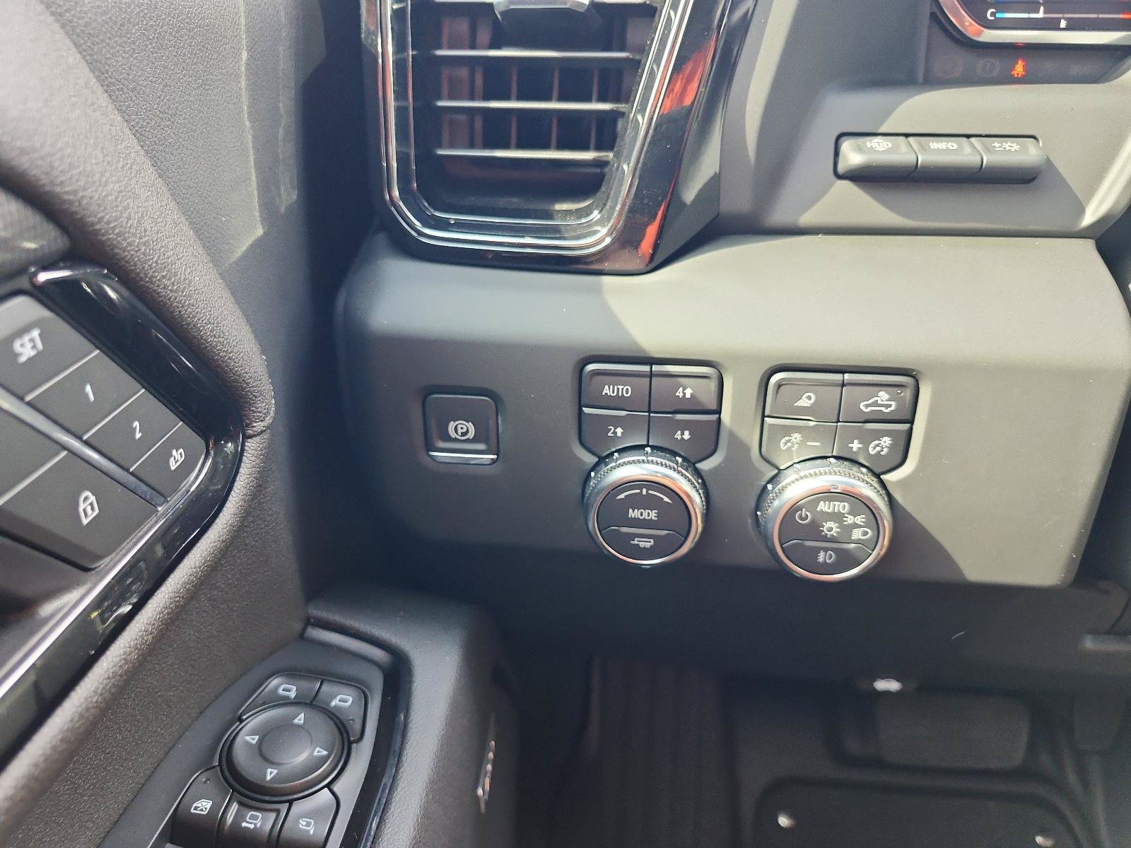 Used 2025 GMC Sierra 2500 AT4 w/ AT4 Premium Plus Package AWD/4WD image 27