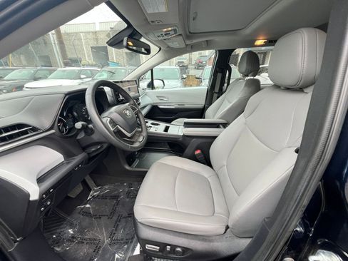Used 2025 Toyota Sienna XLE image 28
