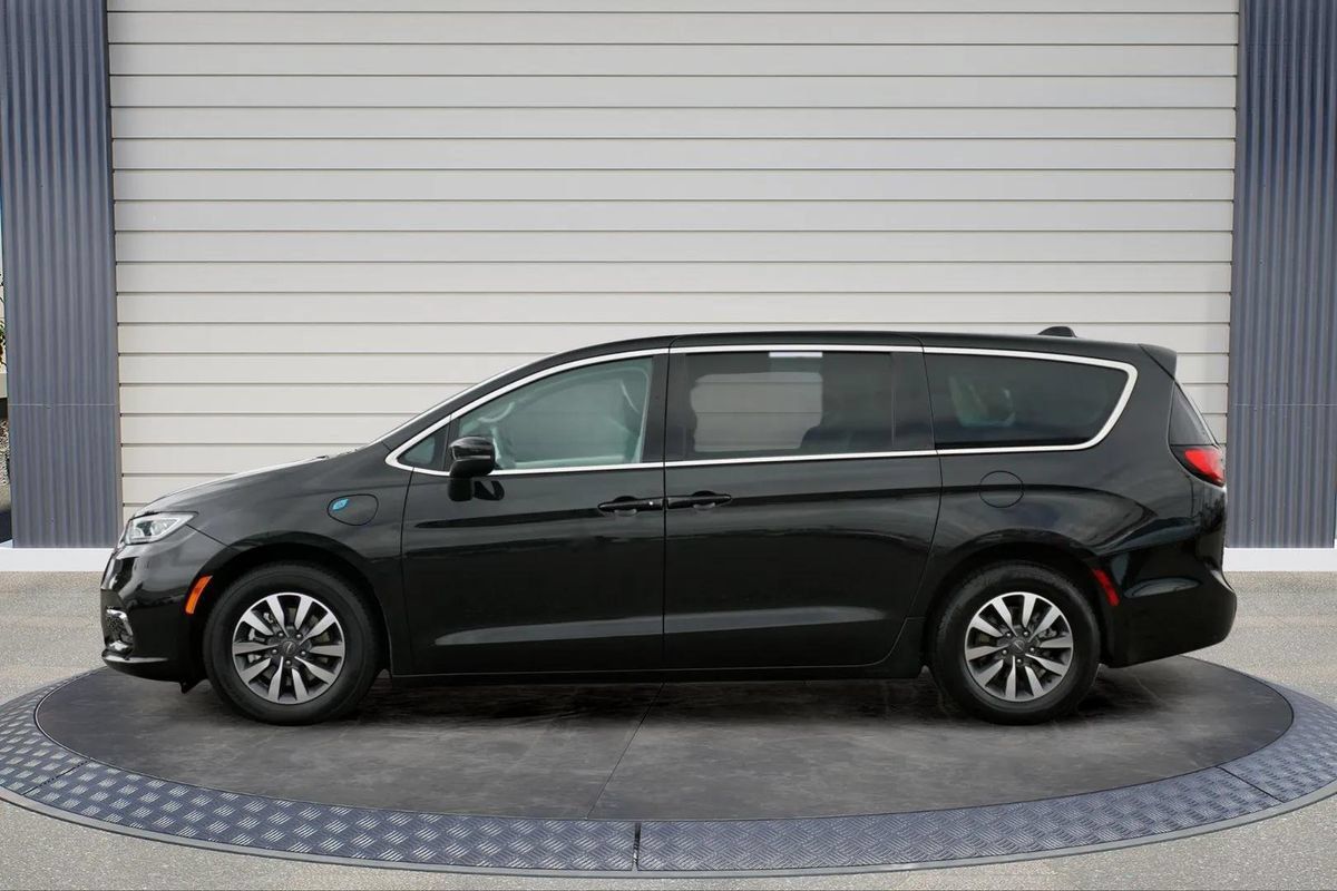 Used 2023 Chrysler Pacifica Touring-L FWD image 4