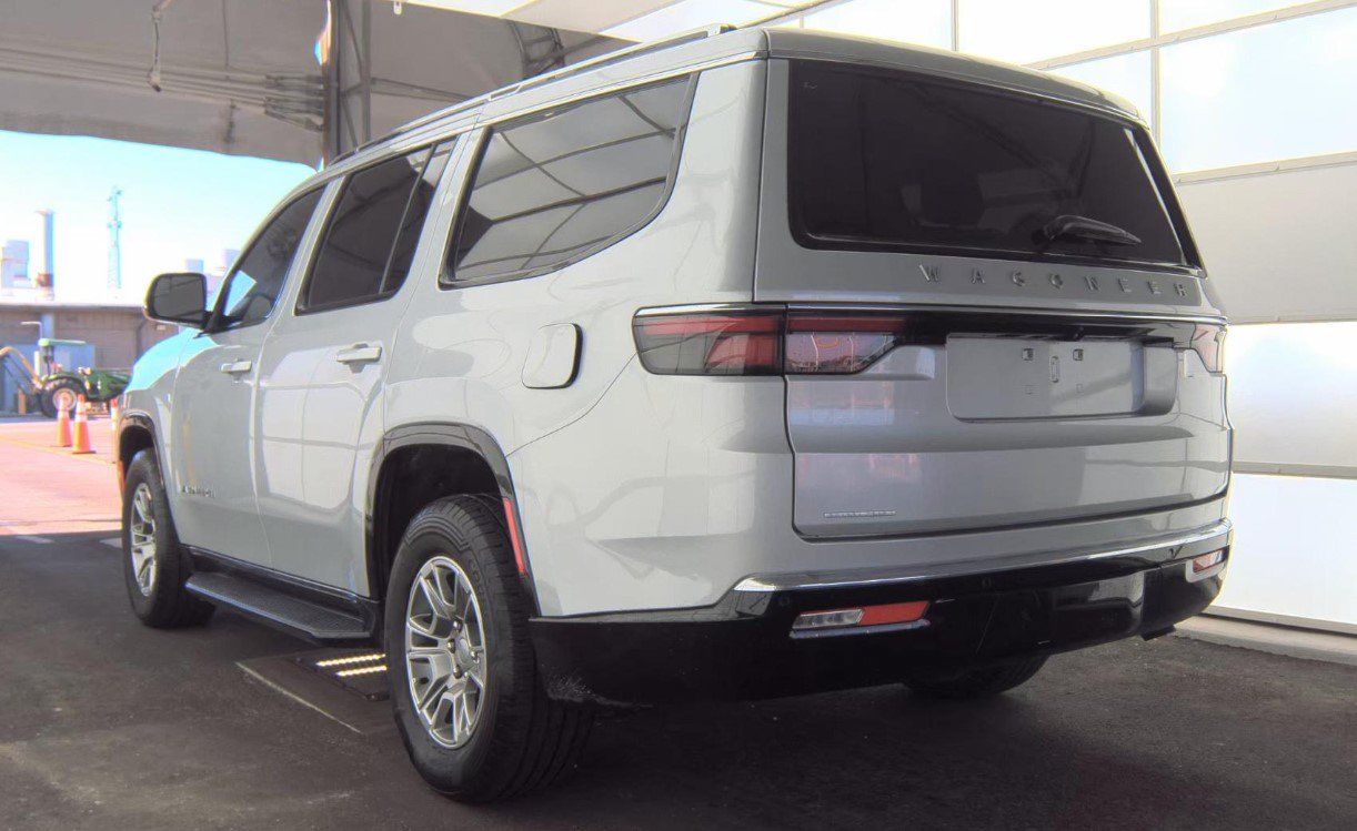Used 2023 Jeep Wagoneer 4WD image 6