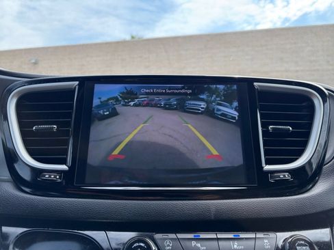 Used 2025 Chrysler Pacifica Select FWD image 21
