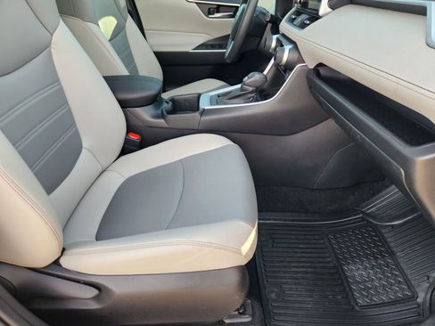 Used 2023 Toyota RAV4 XLE Premium image 17