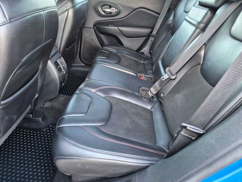 Used 2019 Jeep Cherokee Trailhawk AWD/4WD image 17