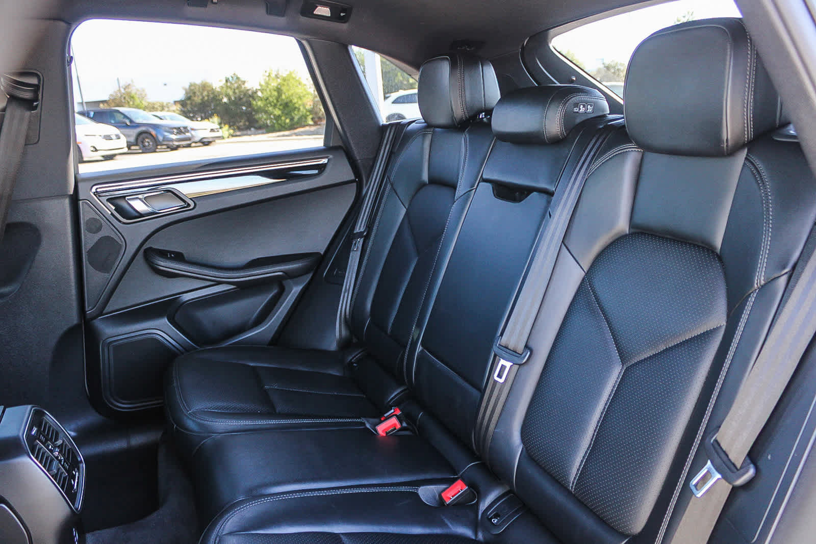 Used 2024 Porsche Macan AWD/4WD image 18
