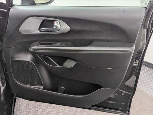 Used 2023 Chrysler Pacifica Touring FWD image 23