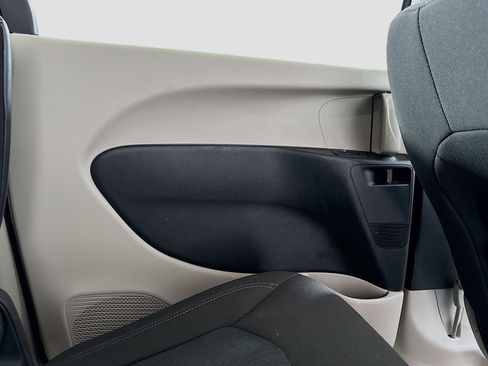 Used 2023 Chrysler Voyager LX image 26