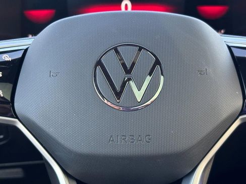 Used 2022 Volkswagen Tiguan SE R-Line image 20