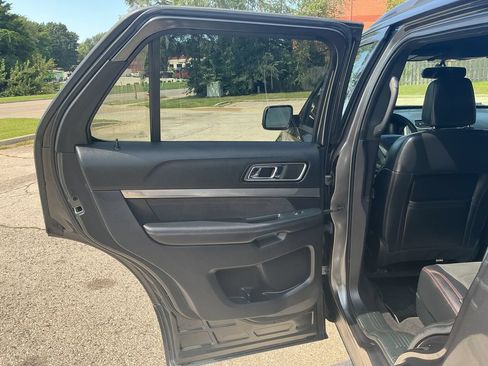 Used 2019 Ford Explorer XLT w/ Equipment Group 202A AWD/4WD image 13