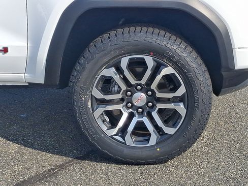 Used 2023 GMC Canyon AT4 w/ AT4 Premium Package AWD/4WD image 8