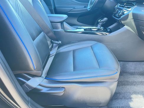 Used 2025 Buick Envista Sport Touring image 36