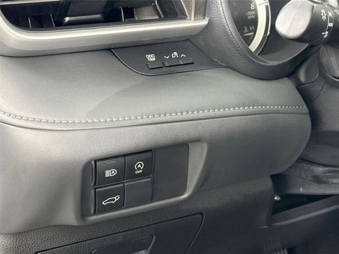Used 2023 Toyota Highlander LE FWD image 15