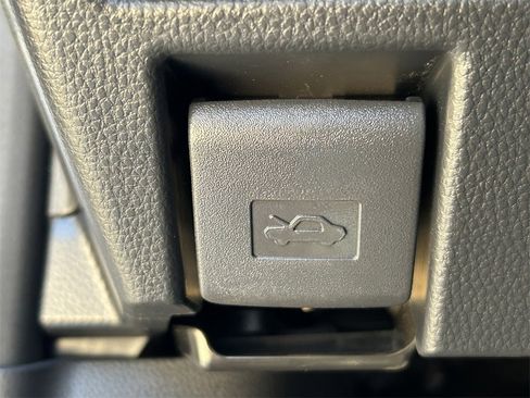 Used 2025 Toyota Prius XLE image 19