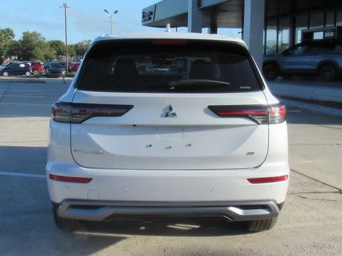 New 2025 Mitsubishi Outlander SE image 4