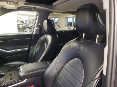Certified 2023 Toyota Highlander XLE image 18