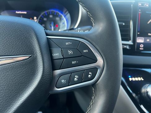 Used 2023 Chrysler Pacifica Touring-L FWD image 25