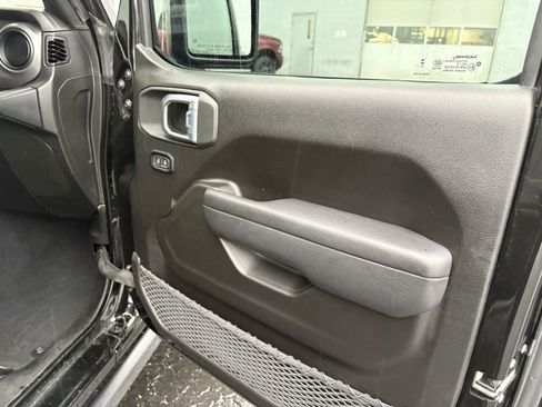 Used 2023 Jeep Gladiator Willys image 11