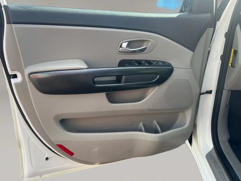 Used 2017 Kia Sedona LX w/ LX Essentials Premium Package FWD image 12
