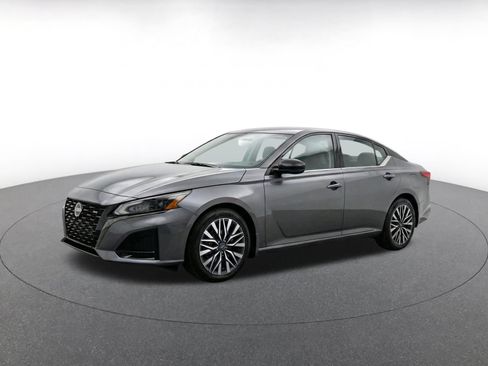 Used 2025 Nissan Altima 2.5 SV FWD image 3