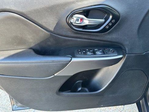 Used 2022 Jeep Cherokee Limited AWD/4WD image 32