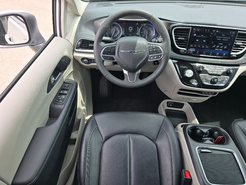 Used 2023 Chrysler Pacifica Touring-L AWD/4WD image 20