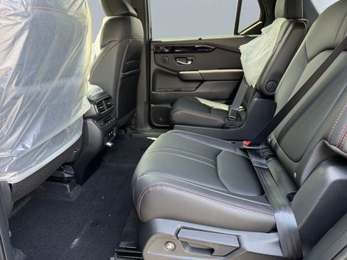 Used 2025 Honda Pilot TrailSport image 18
