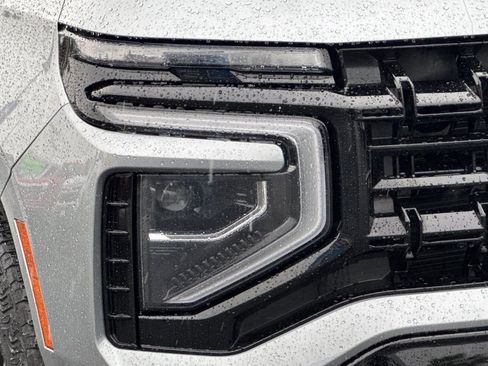 Used 2025 Chevrolet Suburban Z71 image 40