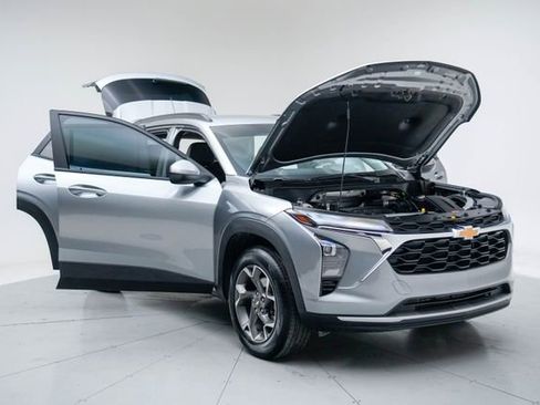 Used 2025 Chevrolet Trax LT w/ Driver Confidence Package image 11