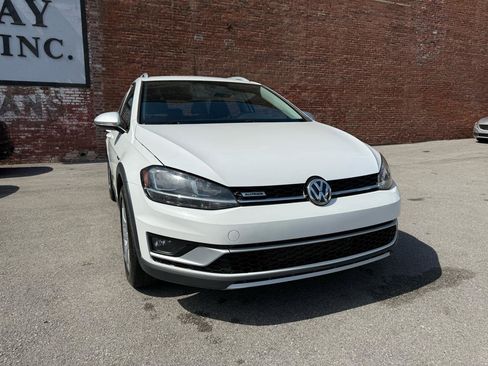 Used 2019 Volkswagen Golf Alltrack S image 2