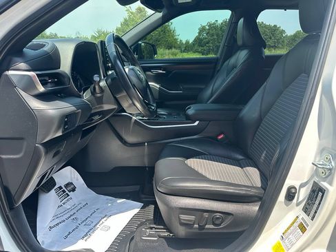 Used 2021 Toyota Highlander XSE FWD image 9