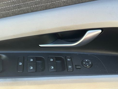 Used 2023 Hyundai Elantra Limited w/ Preferred Accessory Package FWD image 24