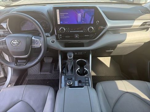 Used 2024 Toyota Highlander Platinum image 25