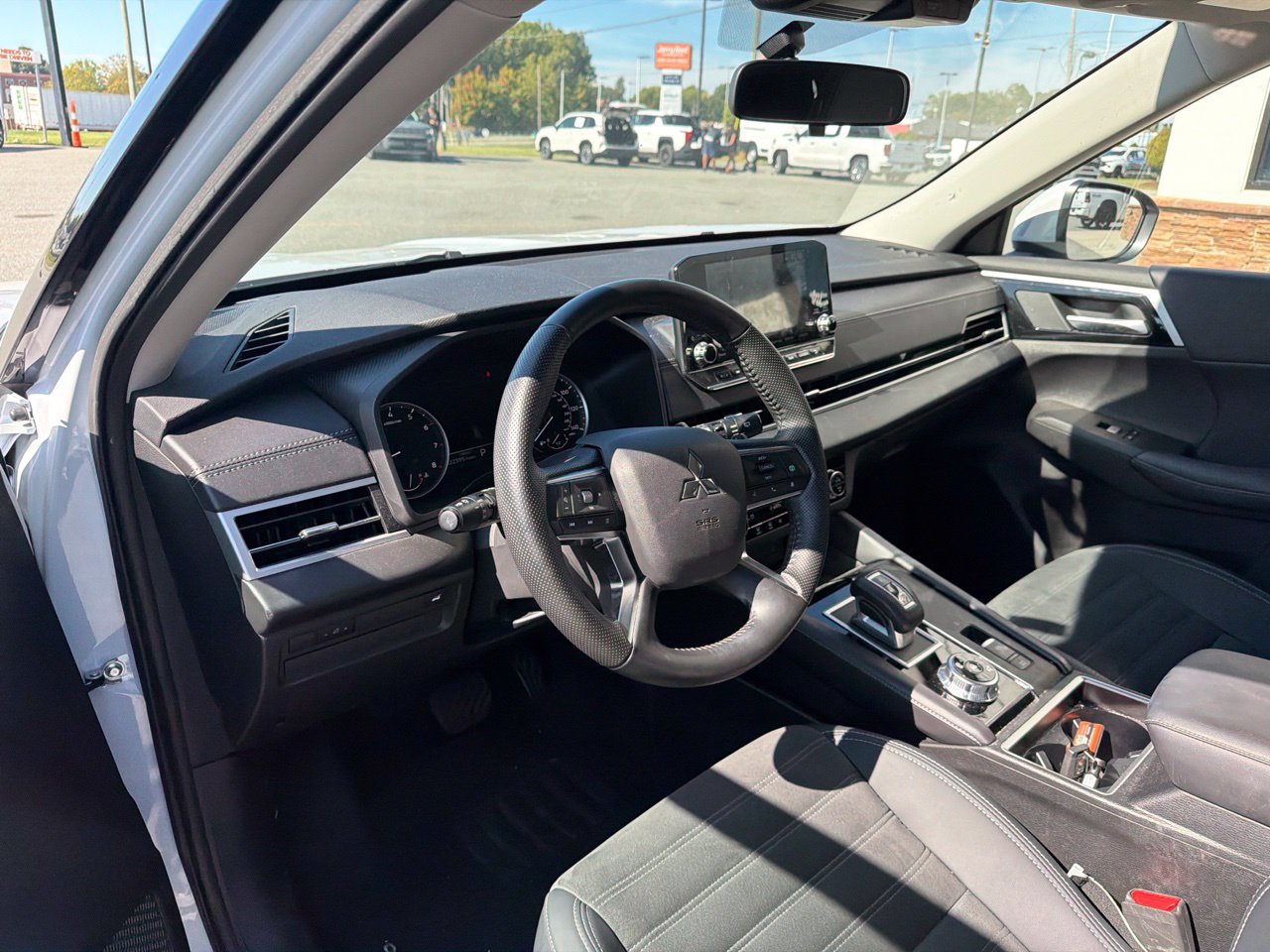 Used 2024 Mitsubishi Outlander SE Black Edition FWD image 4