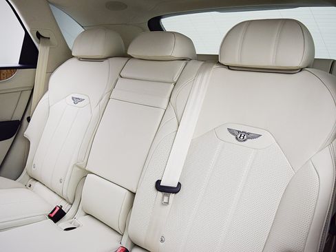 Used 2024 Bentley Bentayga AWD/4WD image 26