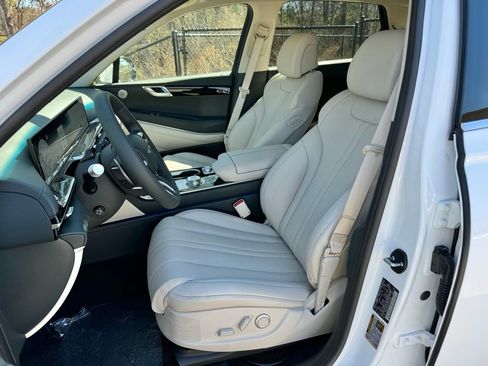 Used 2025 Genesis GV80 2.5T Standard image 16