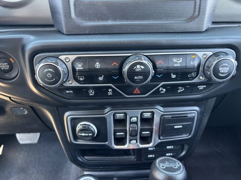 Used 2018 Jeep Wrangler Unlimited Sport S AWD/4WD image 22