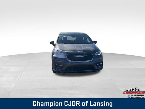 Used 2023 Chrysler Pacifica Touring-L image 7