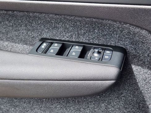 New 2025 Volvo XC40 B5 Ultra w/ Climate Package image 4