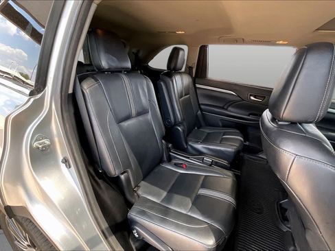 Used 2017 Toyota Highlander SE AWD/4WD image 20