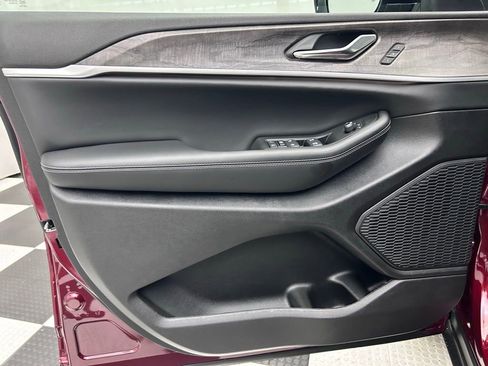 New 2025 Jeep Grand Cherokee L Limited image 9