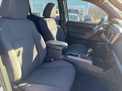 Used 2019 Toyota Tacoma TRD Off-Road image 30