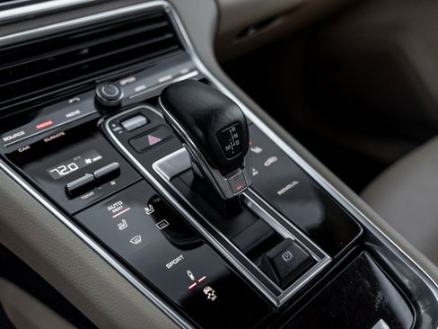 Certified 2018 Porsche Panamera image 27